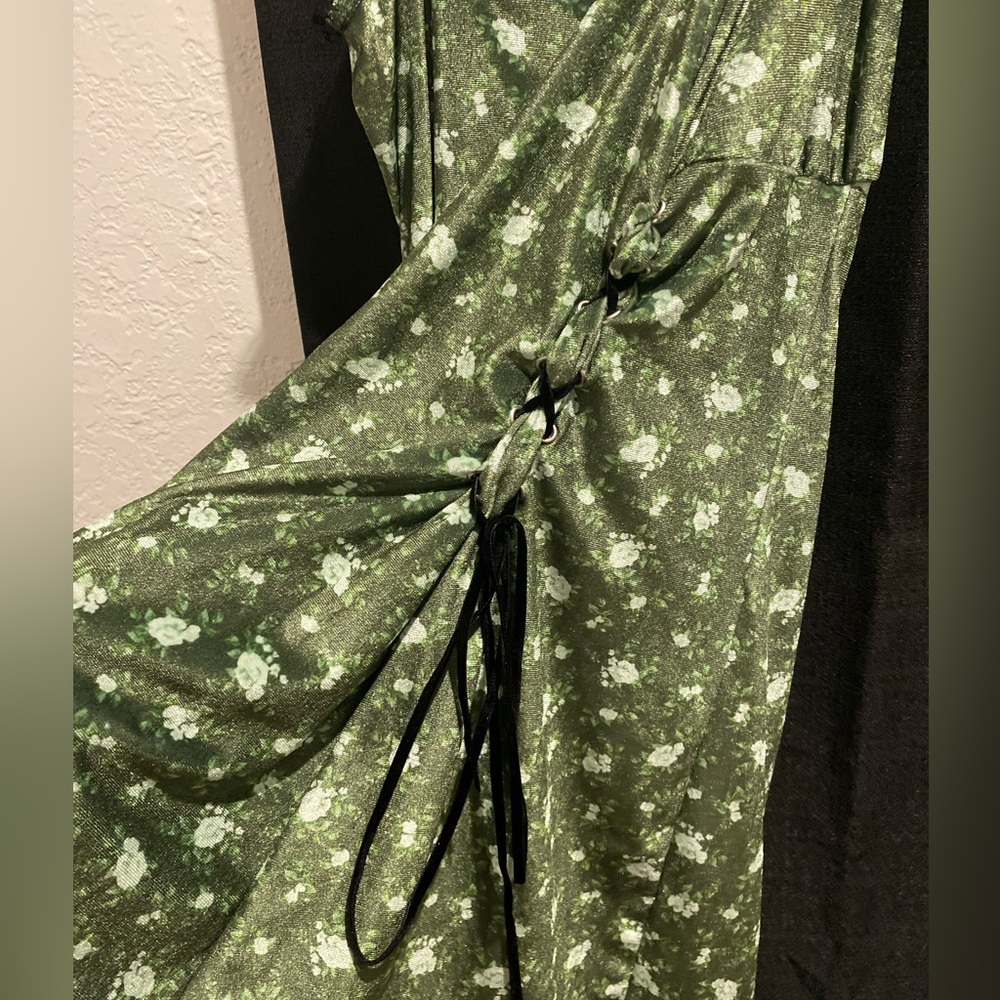Daisy Street 🌼 Green 💚 Floral Velvet Mini Dress from Hot Topic - Picture 6 of 7